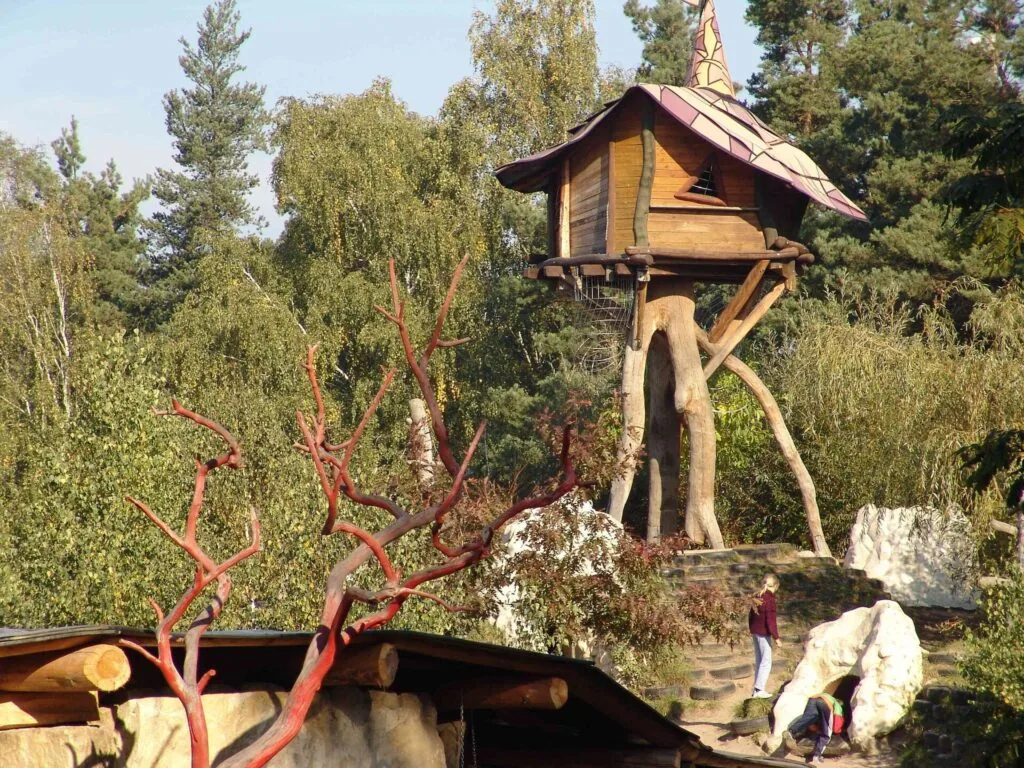 Abenteuerliche Übernachtung im Baumhaus mit Kindern