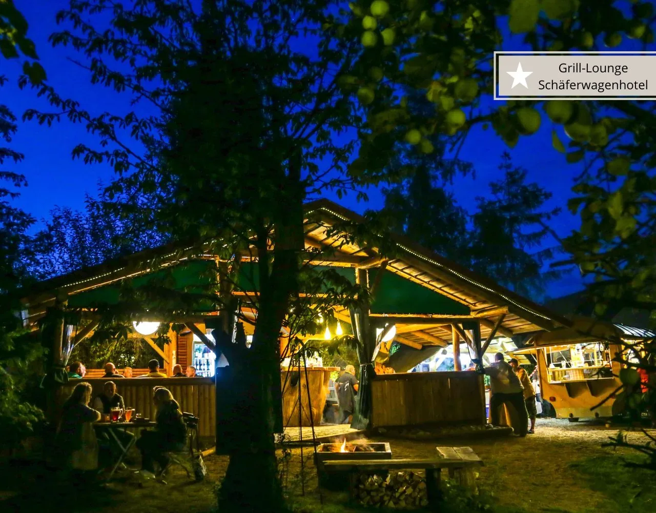 Baumhausübernachtungen in Bayern - Gemütlich in der Grill-Lounge sitzen