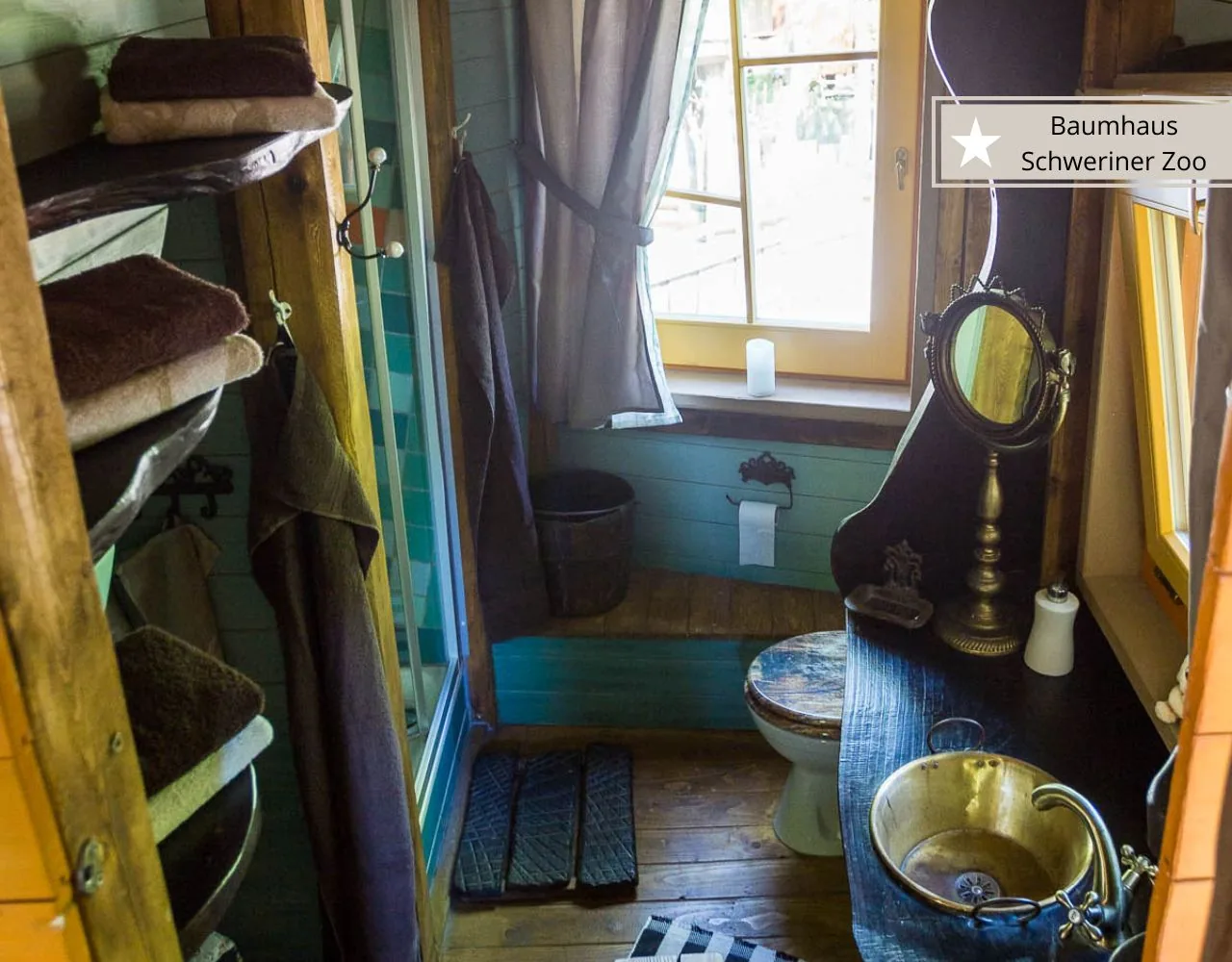 Die schönsten Baumhaus-Übernachtungen in Mecklenburg Vorpommern - Schweriner Zoo mit Badezimmer