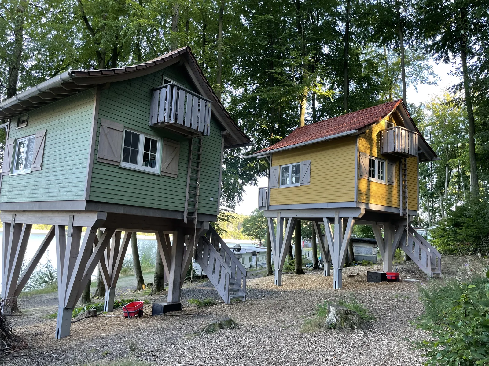 Baumhäuser auf Stelzen im Nordic Ferienpark am Sorpesee