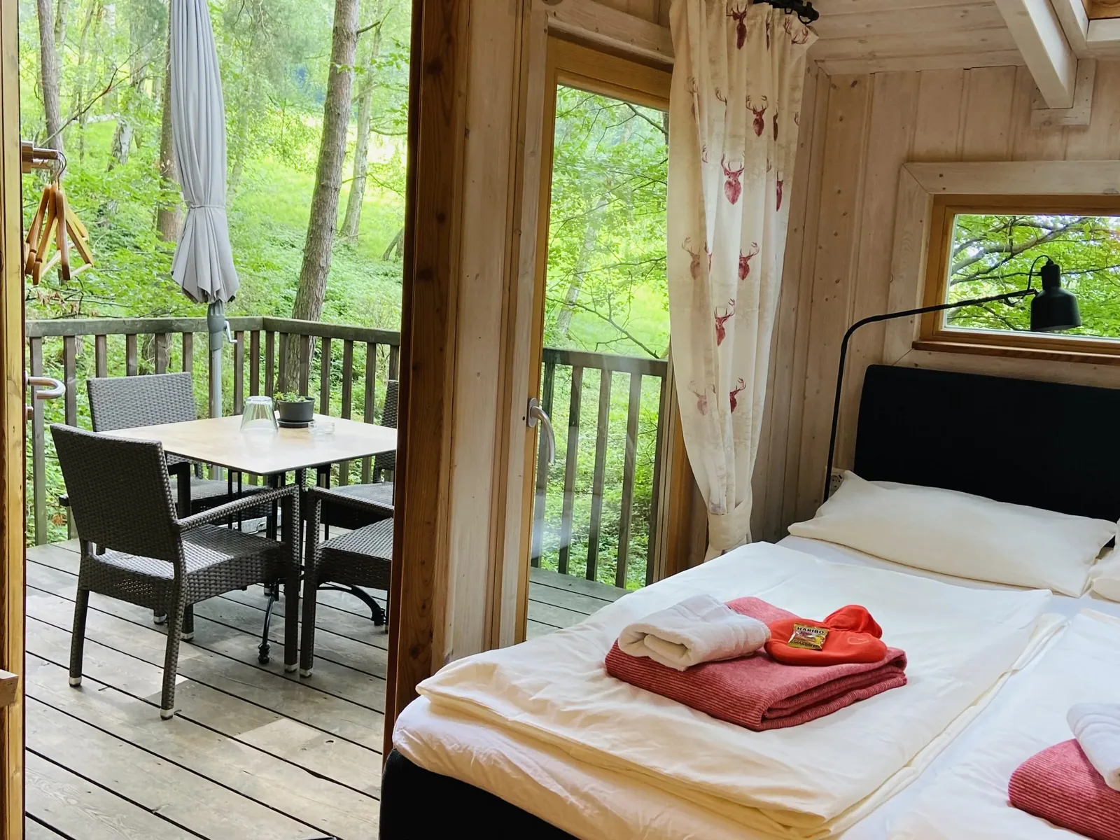 Übernachtung im Baumhaus mit Blick auf die Terrasse