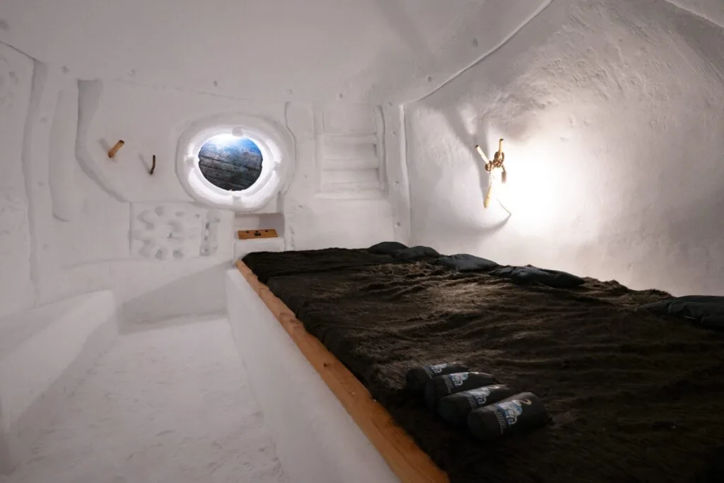 Ungewöhnliche Übernachtung mit der Familie und Kindern im Iglu-Dorf