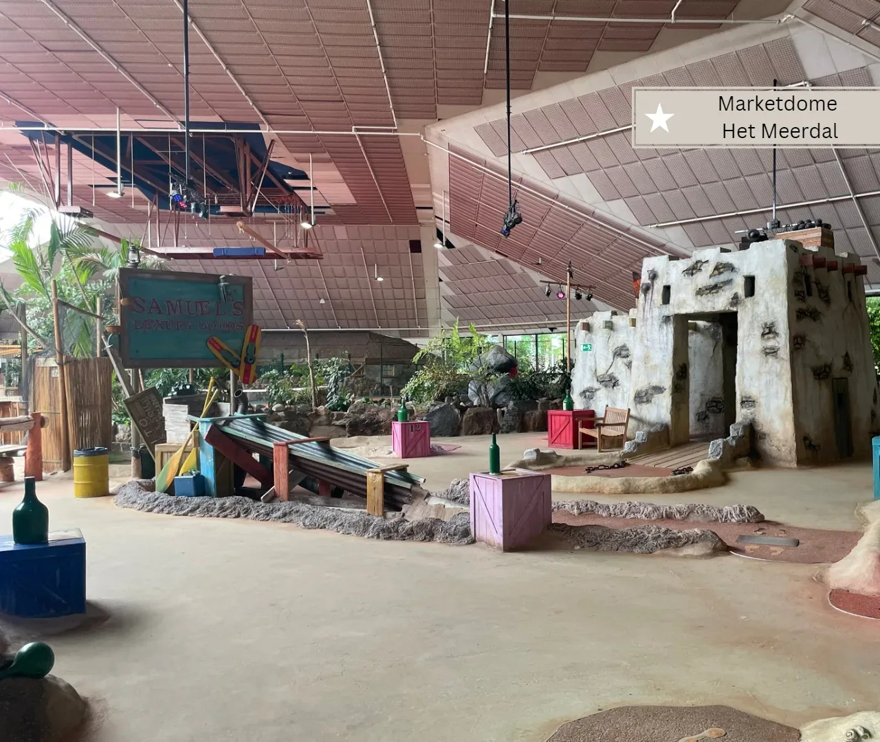 Center Parcs Het Meerdal - Marketdome mit Indoor Minigolf