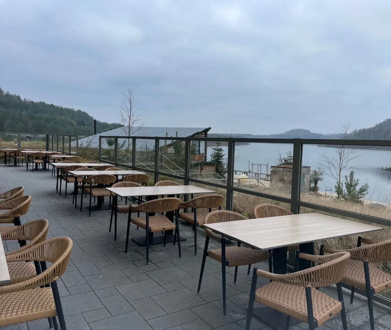 Restaurants im Terhills Resort - Cafe mit Blick auf den See