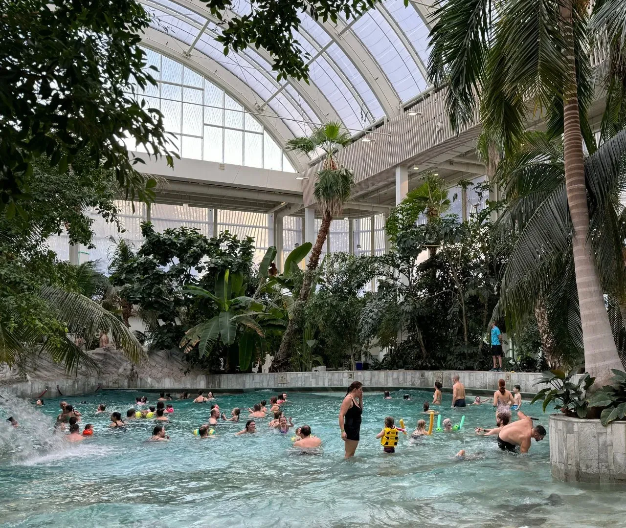 Das Aqua Mundo im Center Parcs Park Allgäu mit Rutschen und Palmen