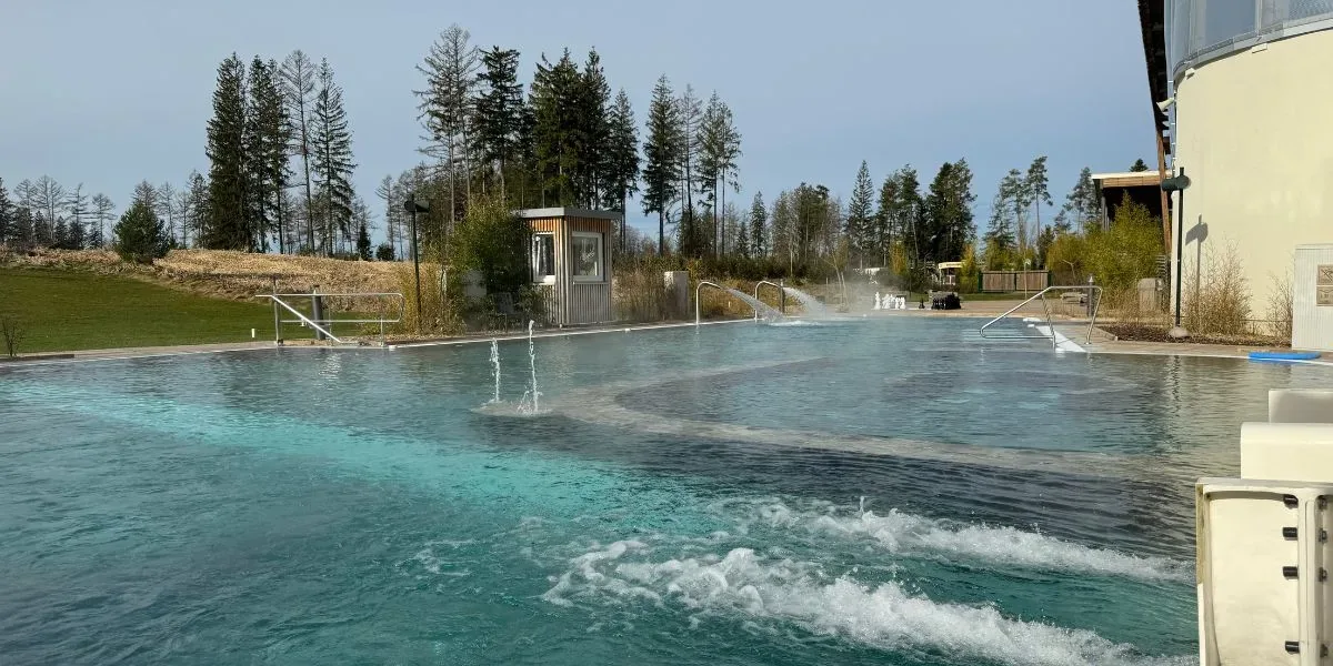 Außenbecken des Aqua Mundo im Center Parcs Park Allgäu