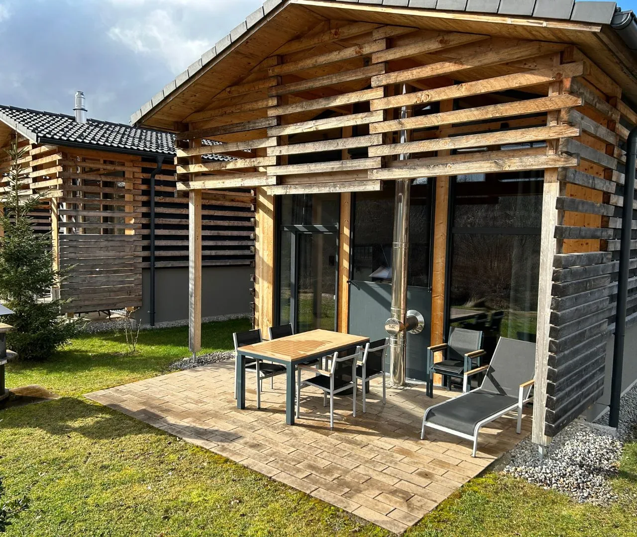 Einzelnes Ferienhaus im Center Parcs Park Allgäu von vorne