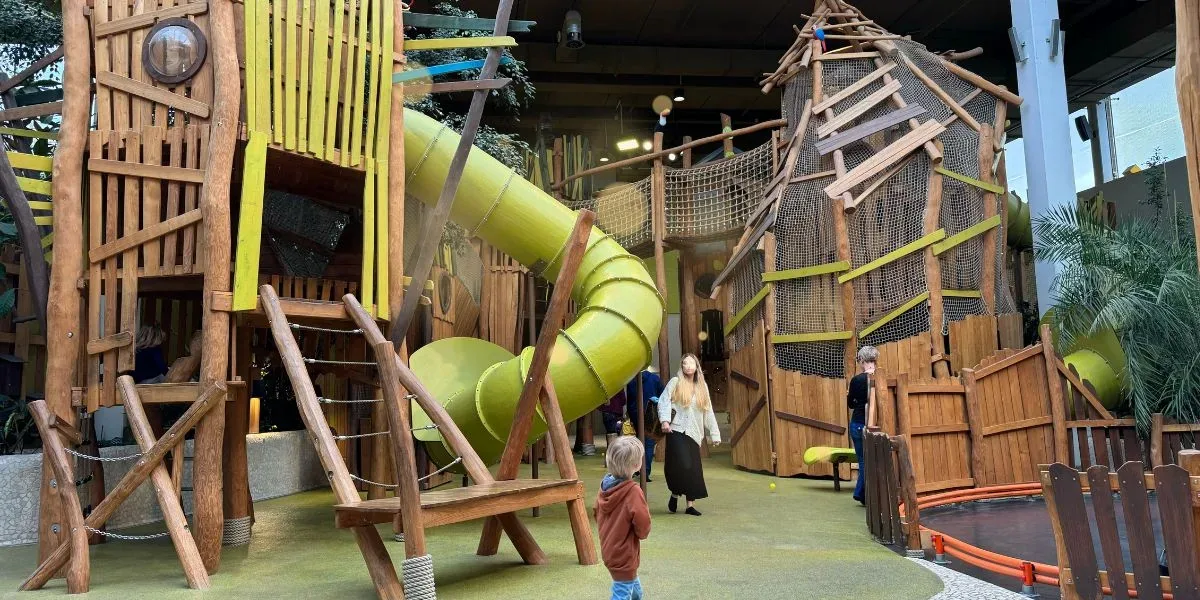 Indoorspielplatz Baluba im Center Parcs Park Allgäu mit Kletteranlage