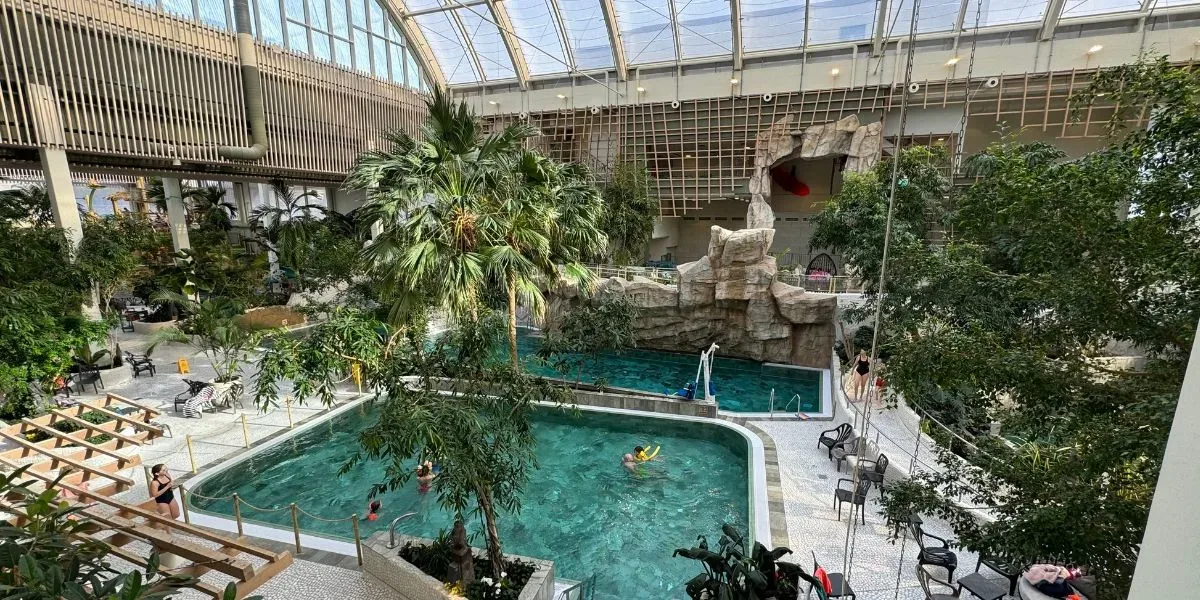 Innenbereich des Aqua Mundo im Center Parcs Park Allgäu