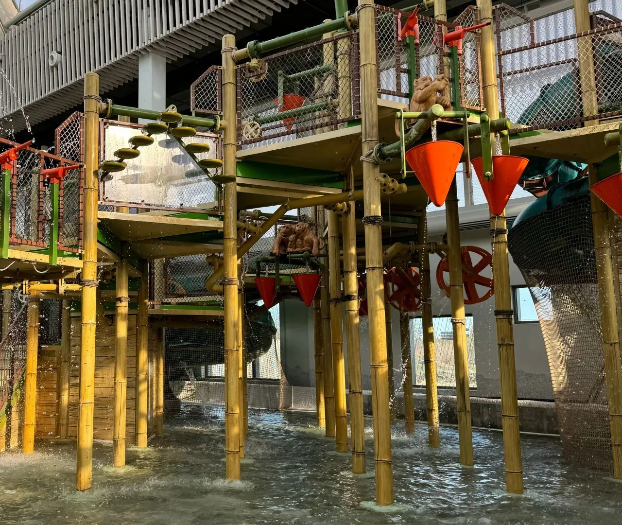 Kinder rutschen im Kleinkinderbereich des Aqua Mundo im Center Parcs Park Allgäu