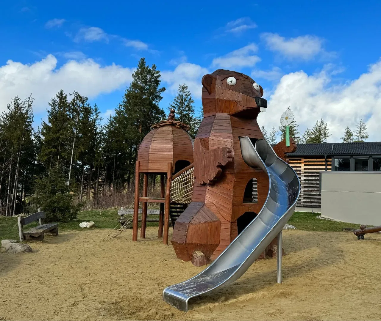 Spielgeräte auf einem Themenspielplatz im Center Parcs Park Allgäu