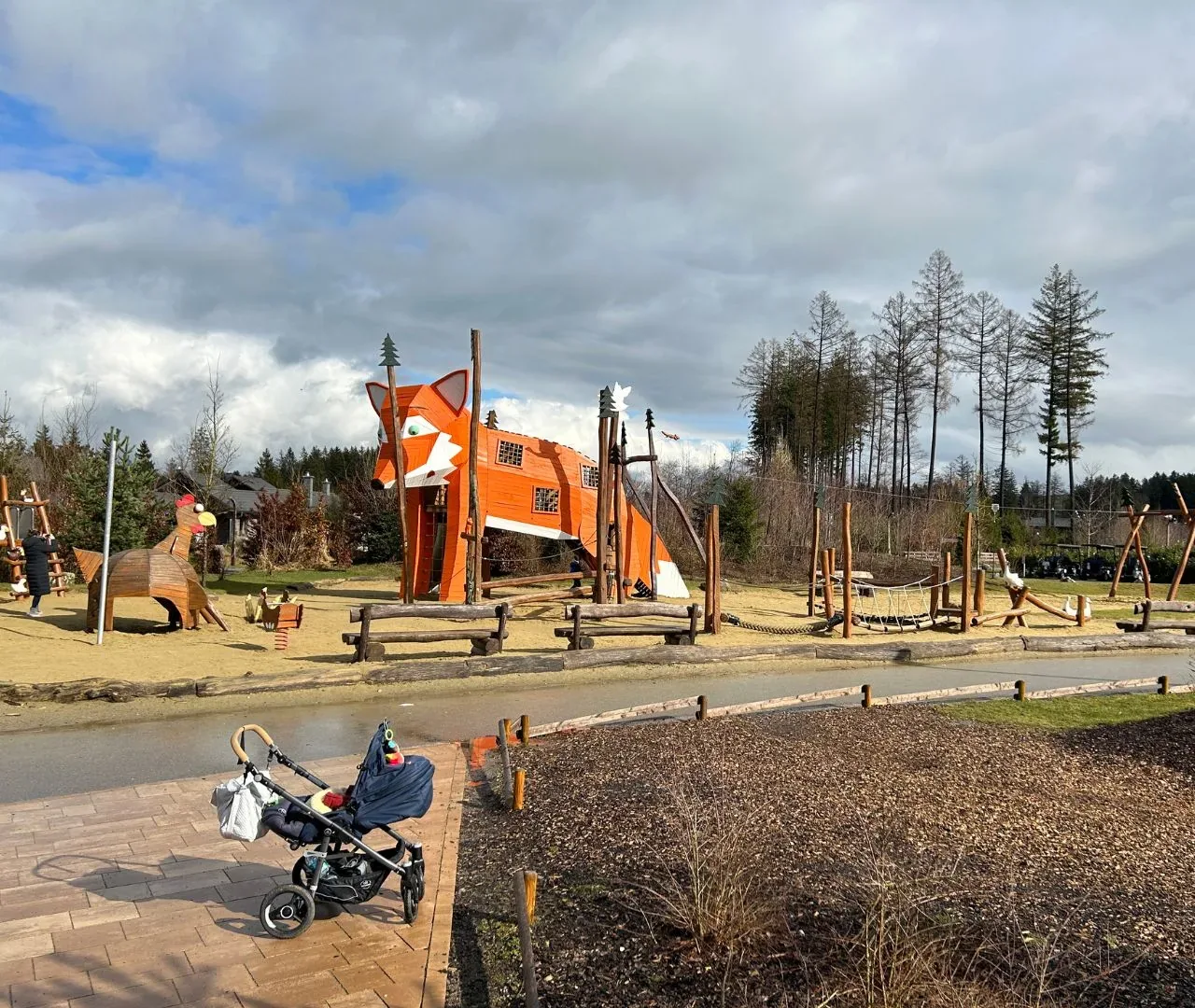 Seilbahn auf dem Spielplatz im Center Parcs Park Allgäu