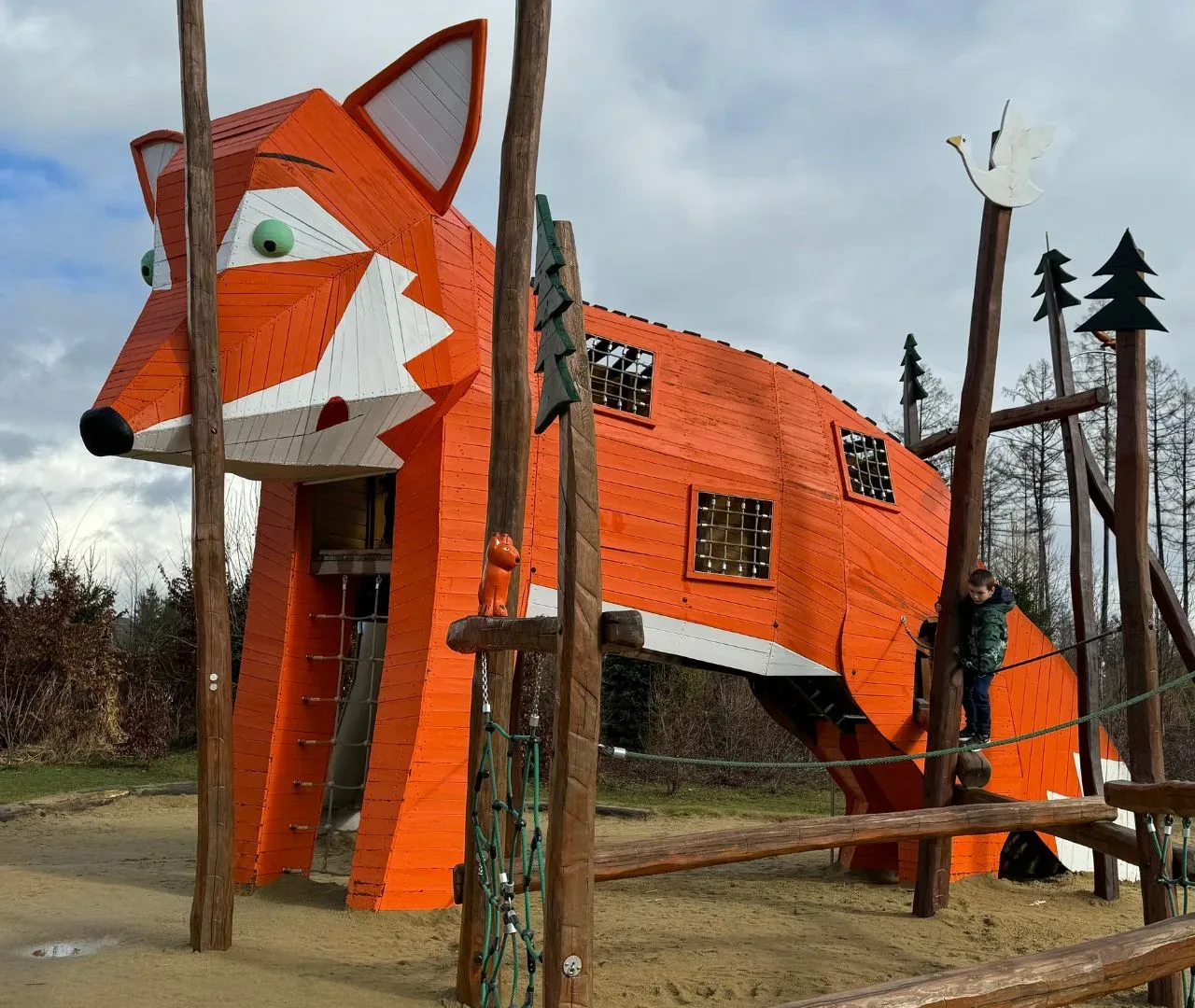 Spielplatz im Center Parcs Park Allgäu mit Klettergerüst