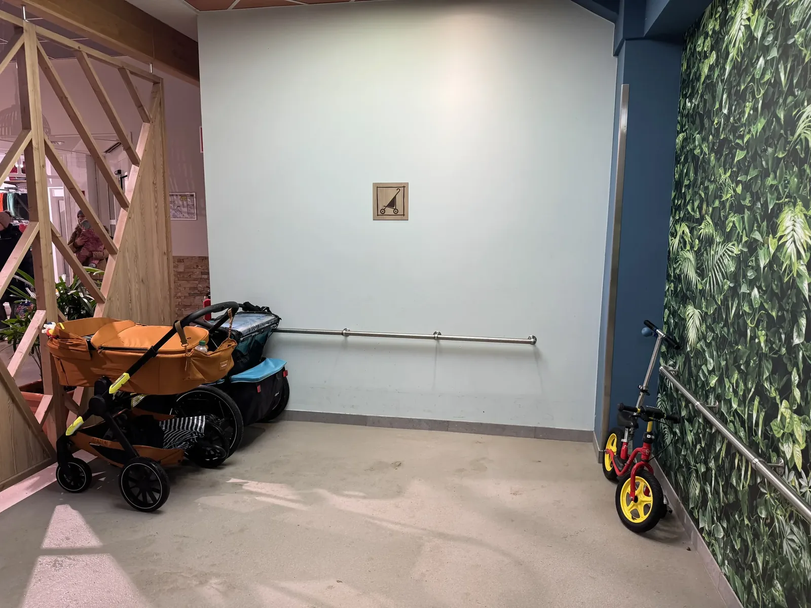Abgestellte Kinderwagen vor dem Aqua Mundo im Center Parcs Eifel