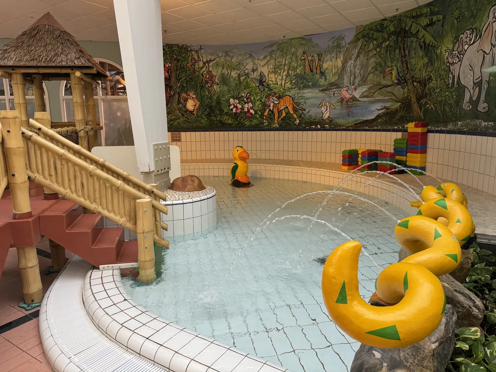 Planschbecken mit Strohdach-Hütte im Aqua Mundo des Center Parcs Eifel