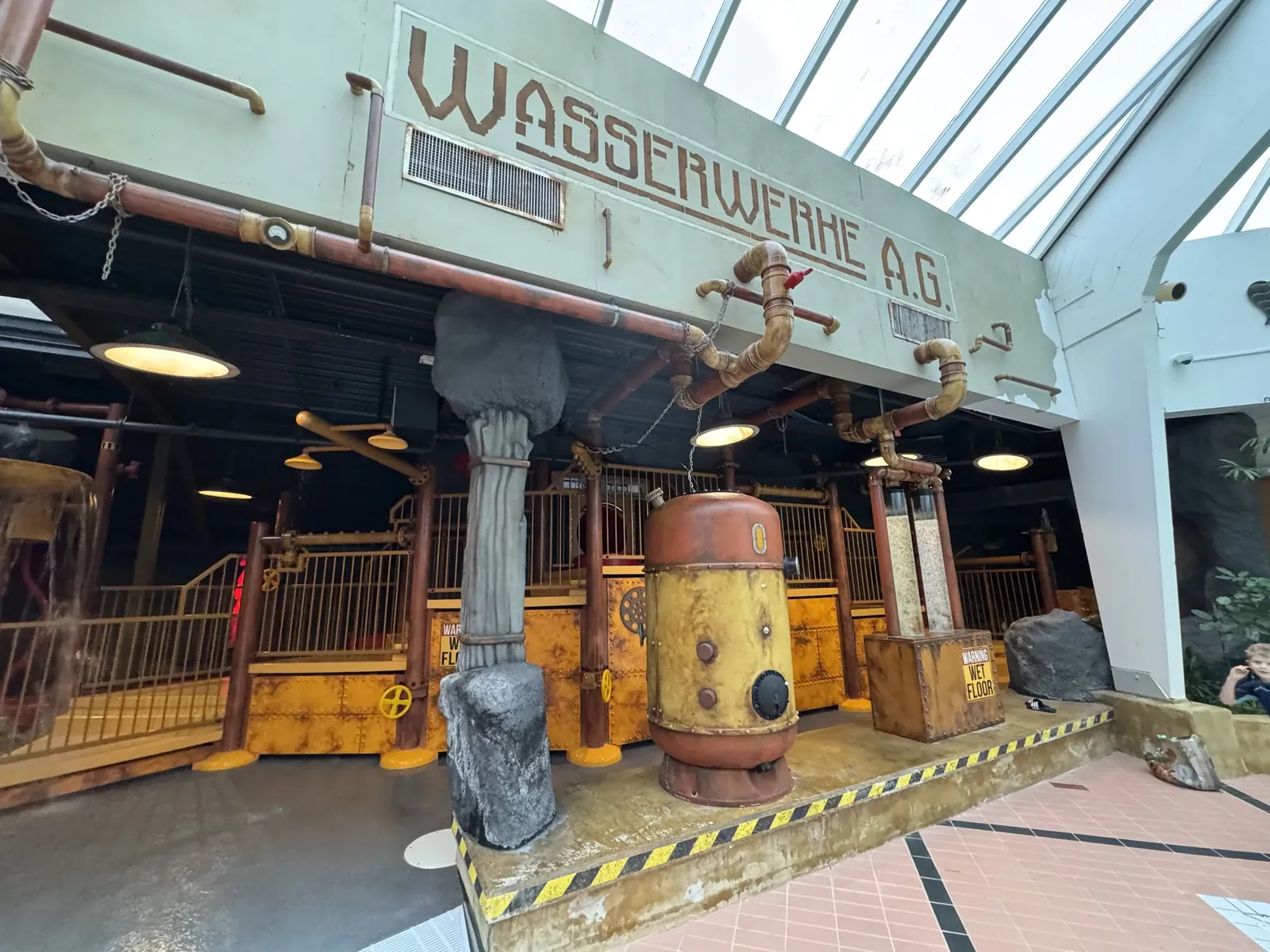 Wasserspielhaus im Wasserwerk-Stil im Aqua Mundo des Center Parcs Eifel