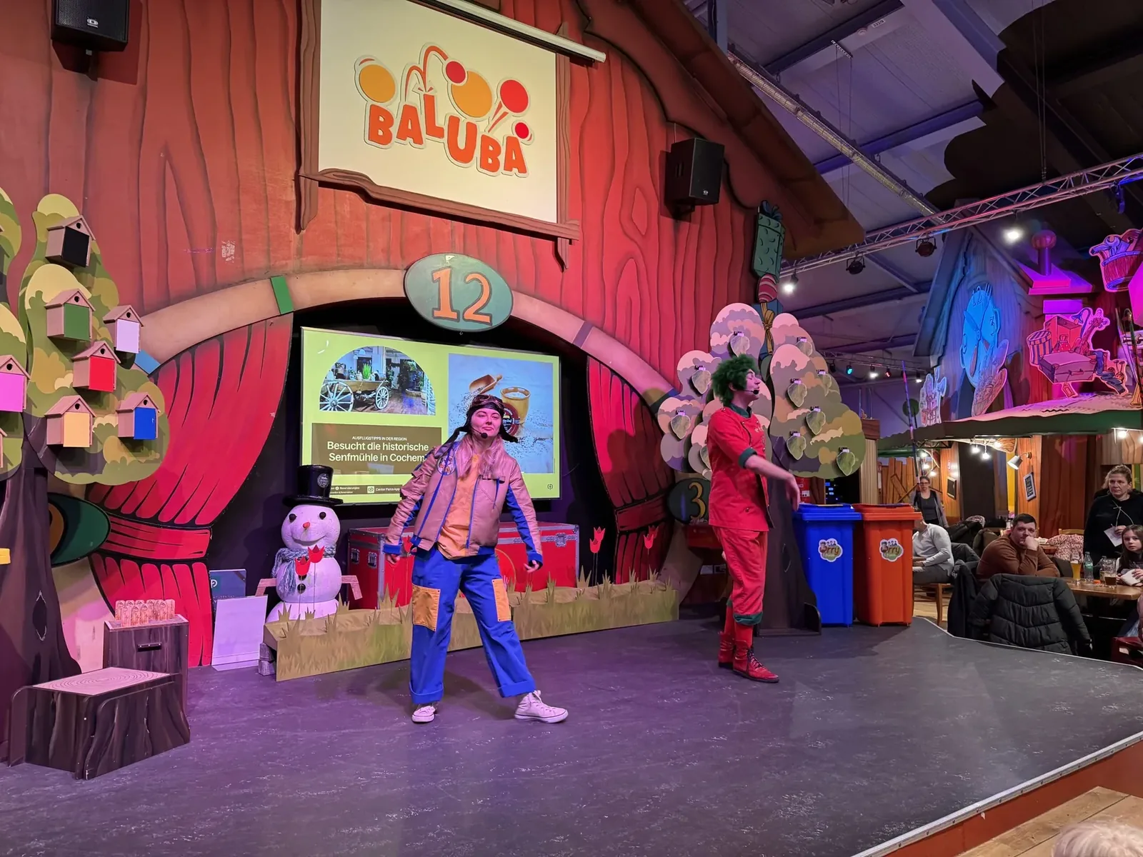 Bühne mit Animationsprogramm in der BALUBA des Center Parcs Eifel