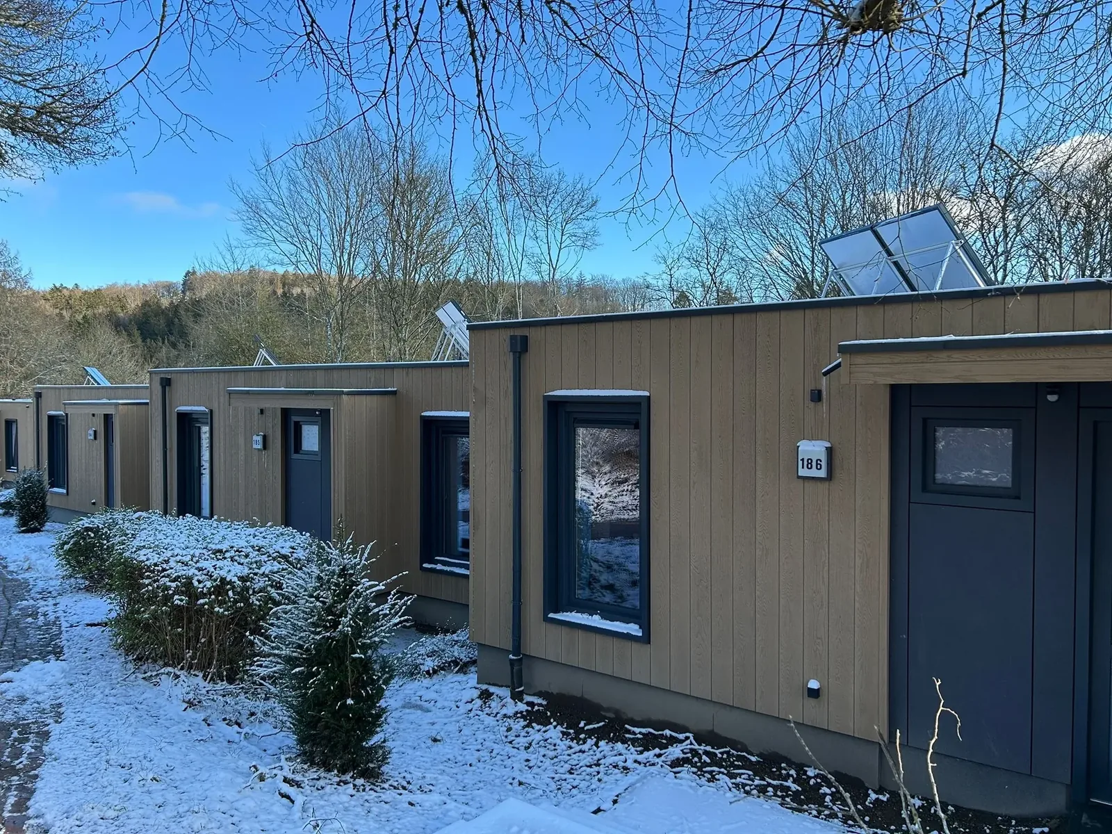 Premium-Bungalow von außen im Center Parcs Eifel