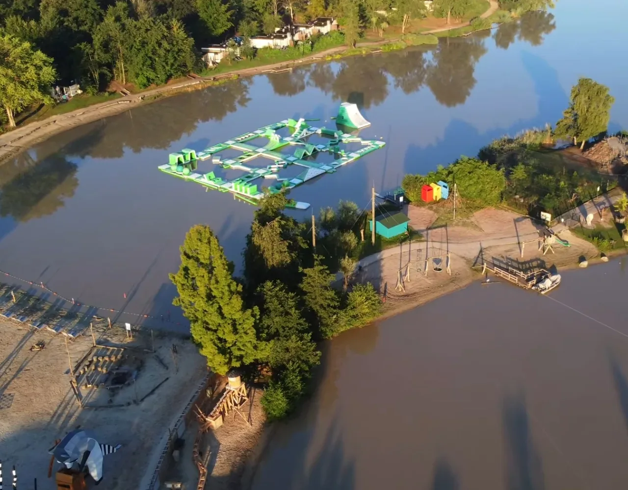Center Parcs De Huttenheugte mit Aqua Park und Strand