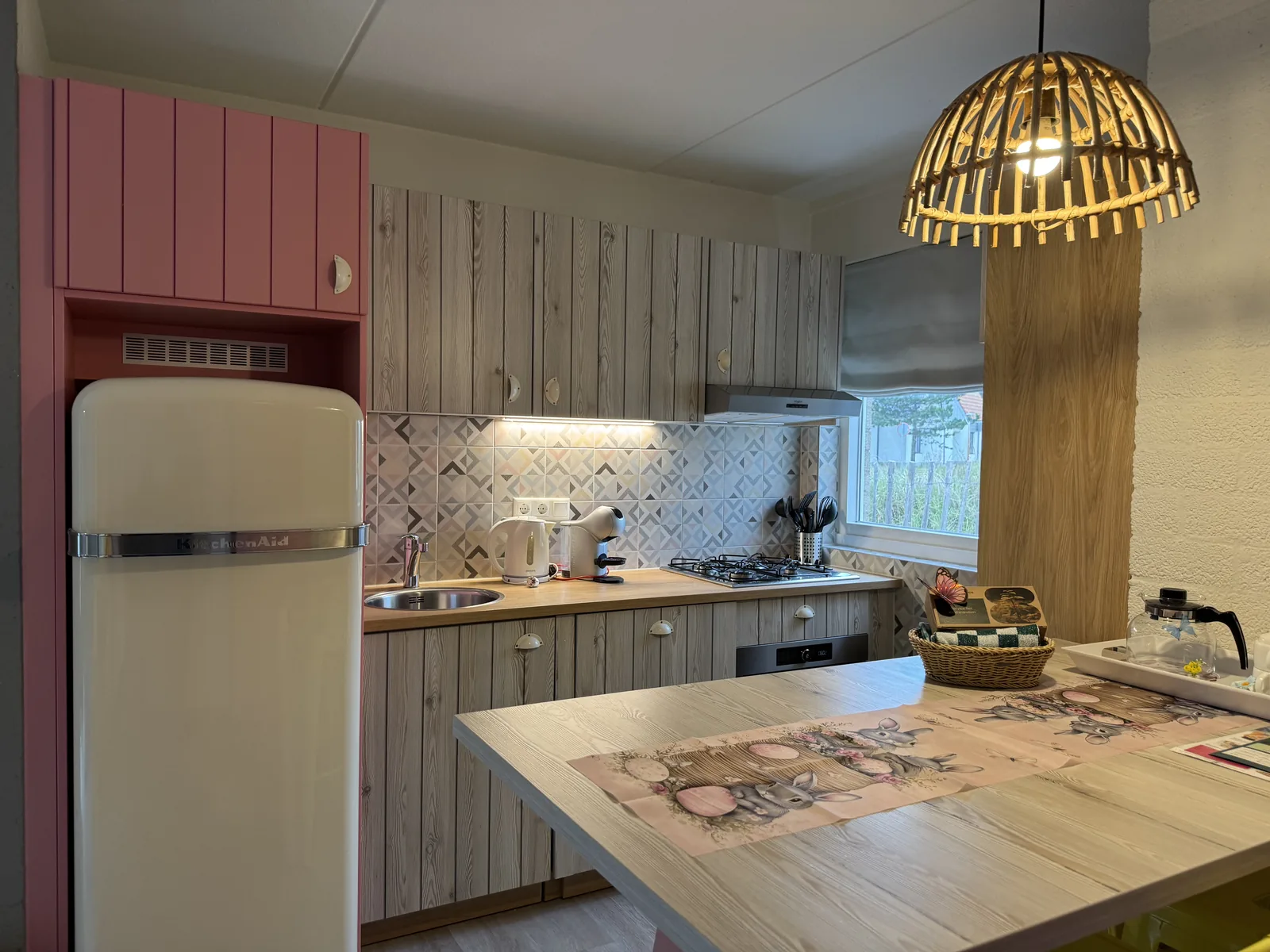 Küchenzeile der Beach Chilla mit cremefarbenem Retro-Kühlschrank und Esstisch