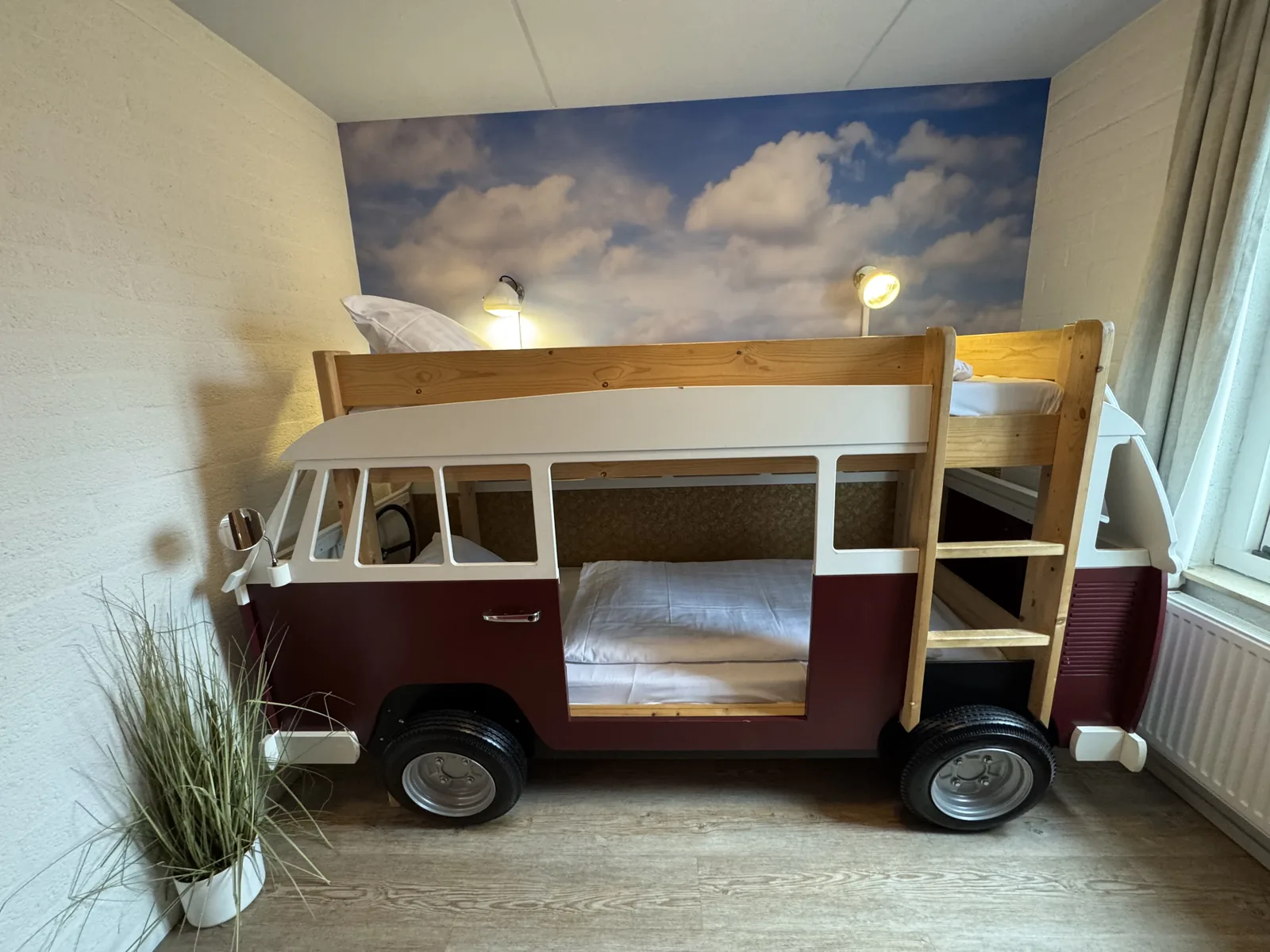 Hochbett im VW-Bus-Look mit Leiter und Leselampen im Kinderzimmer der Beach Chilla