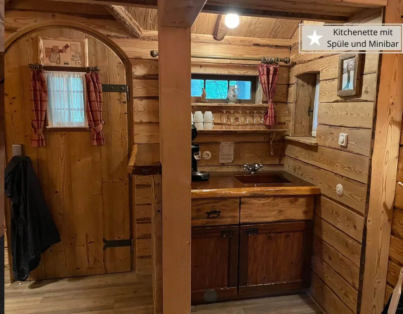 Die kleine Kitchenette im Baumhaus in Tripsdrill ohne Kochstelle