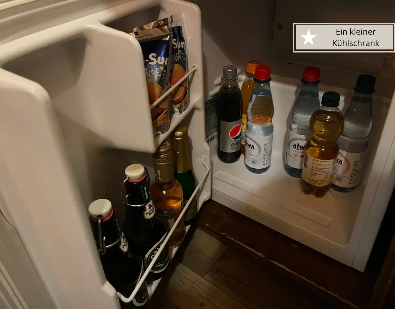 Ein kleiner Kühlschrank mit Minibar im Baumhaus