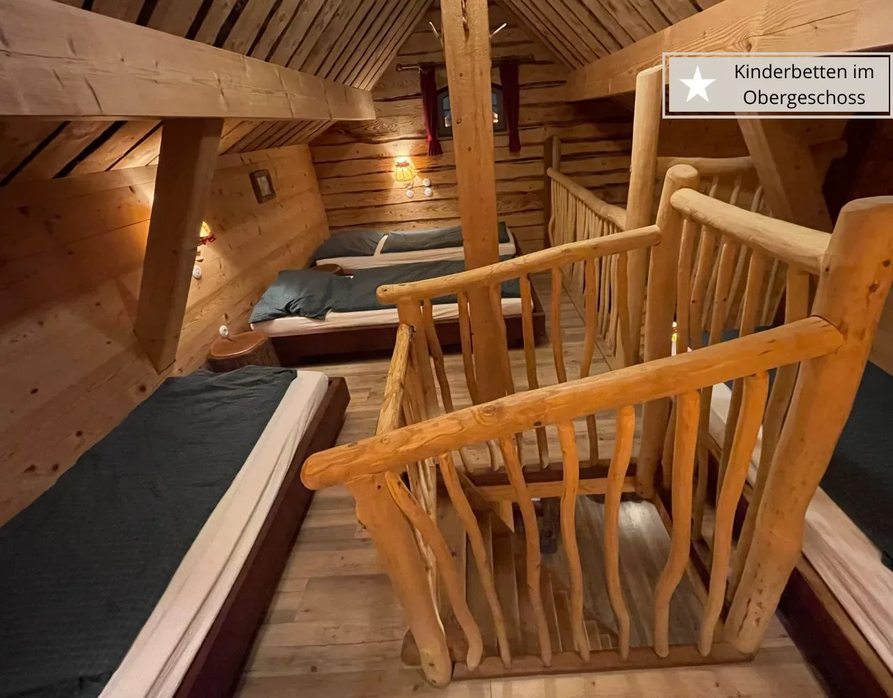 Kleine Einzelbetten im Obergeschoss des Baumhauses, ohne Schränke