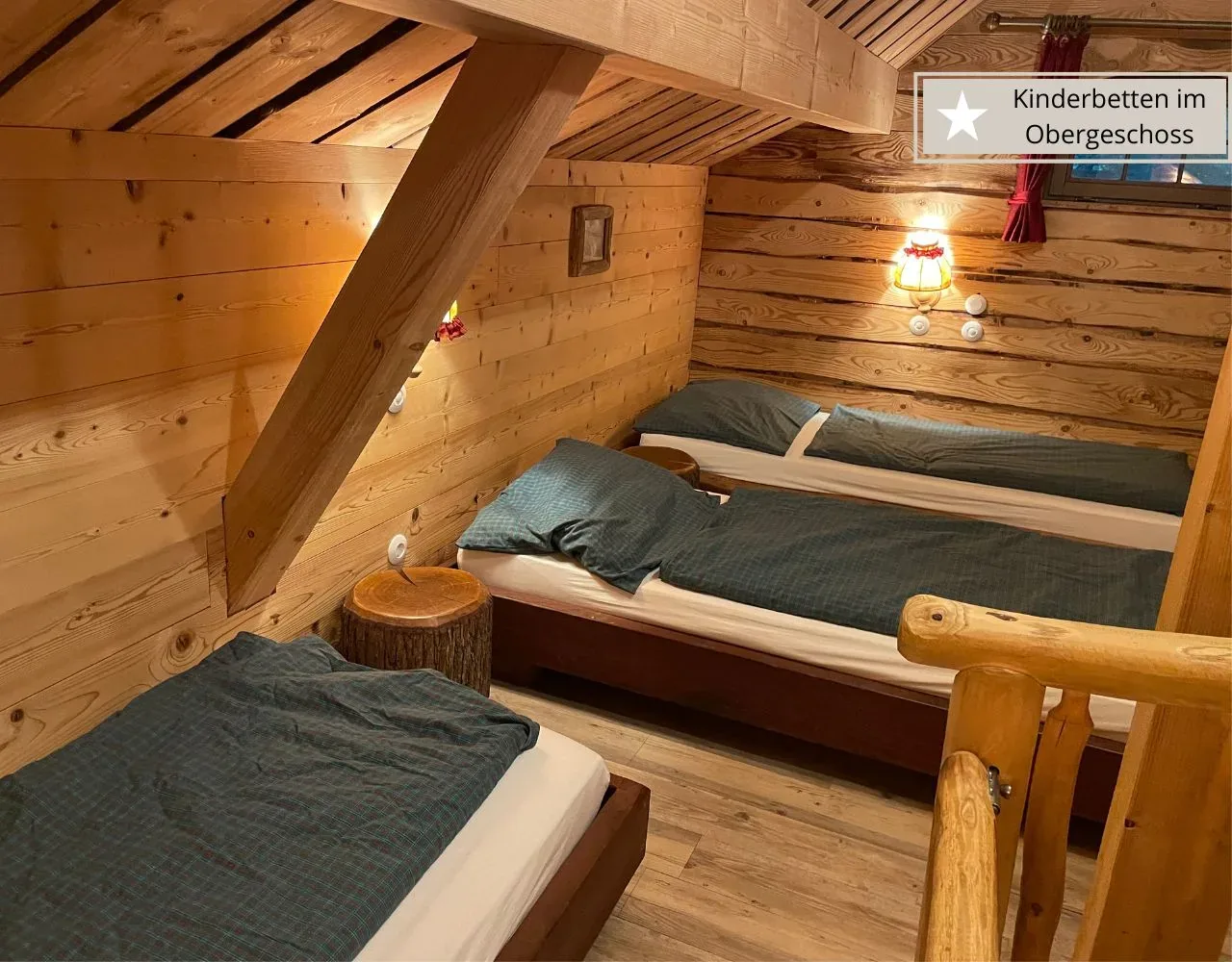 Die Kinderetage im großen Baumhaus mit mehreren Einzelbetten