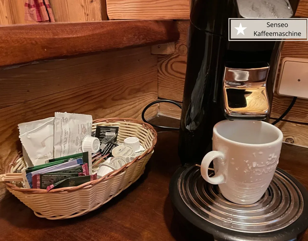 Senseo-Kaffeemaschine in der Kitchenette des Baumhauses