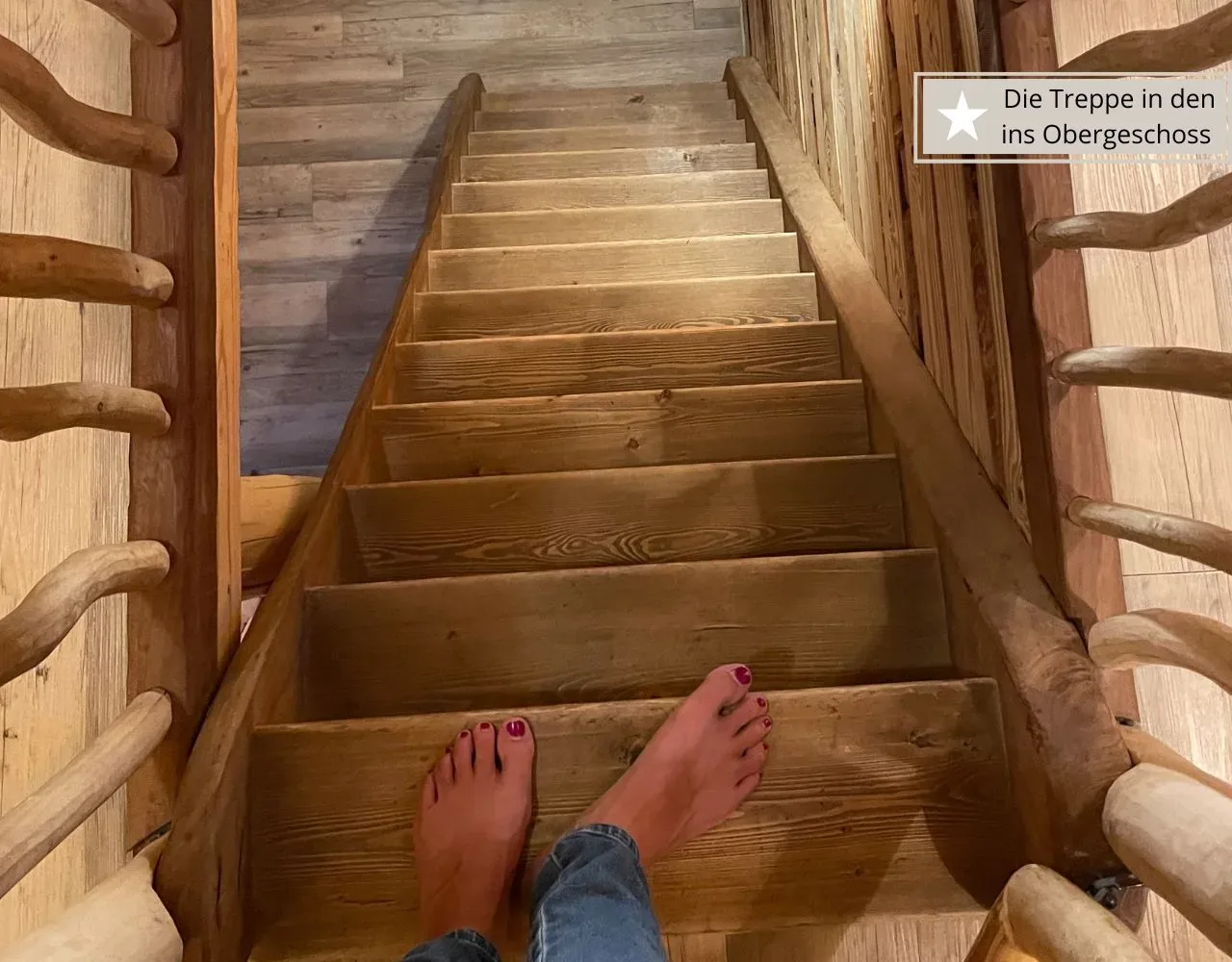 Die steile Innentreppe im großen Baumhaus in Tripsdrill