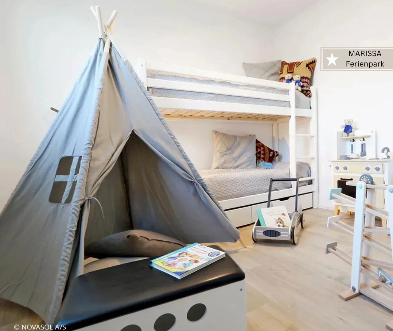 Kinderzimmer in einem Kinderferienhaus im Marissa Ferienpark mit Hochbett, Tipi, Spielküche und Kinderbüchern