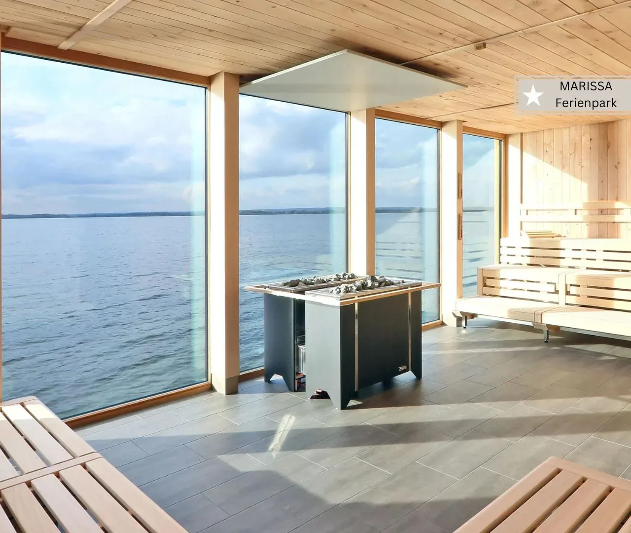 Sauna mit Panoramafenstern und Blick über das Wasser im Marissa Ferienpark