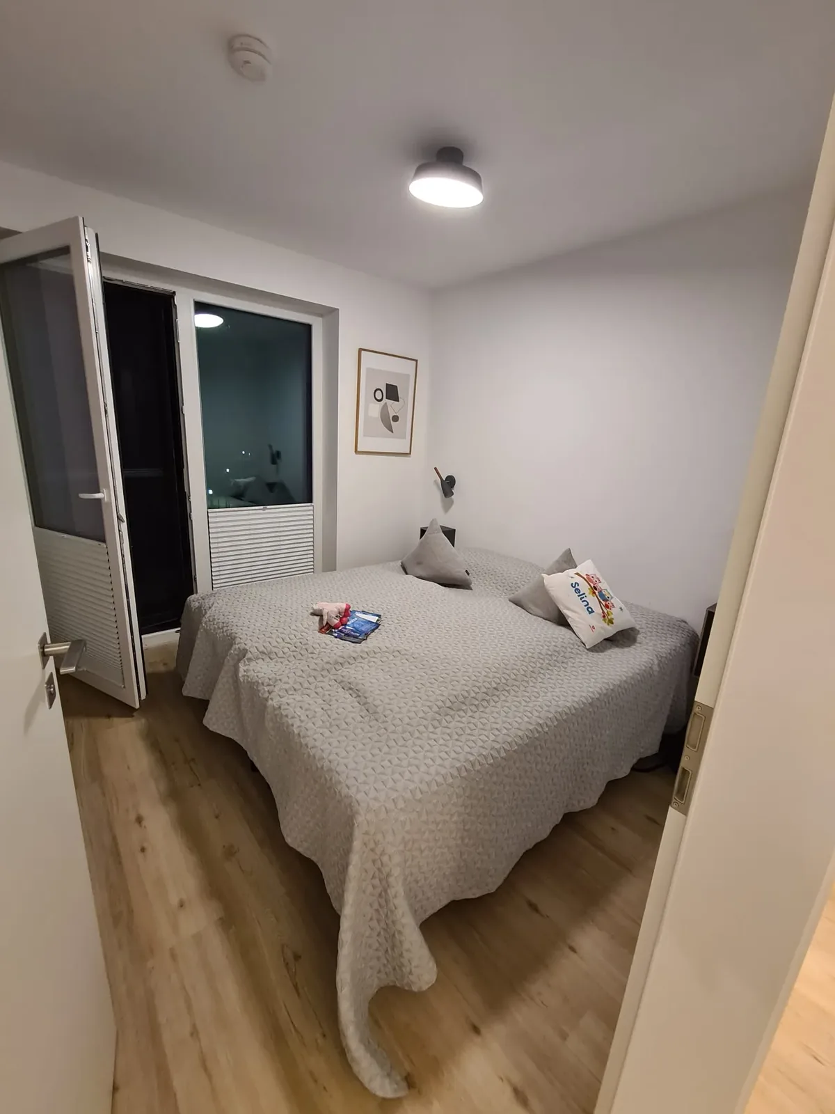 Schlafzimmer mit Doppelbett und Balkontür in einer Ferienwohnung im Marissa Ferienpark
