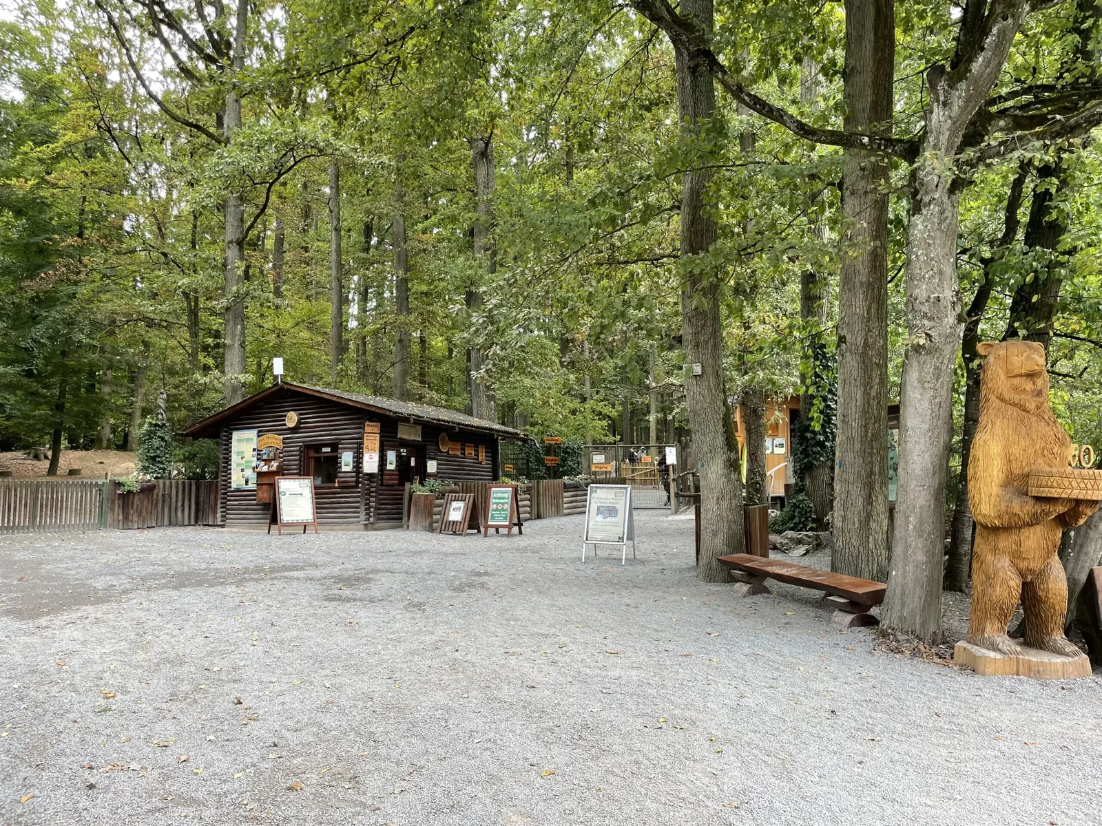 Kassenhaus aus Holz am Eingang zum Wildpark Tripsdrill mit geschnitztem Bären