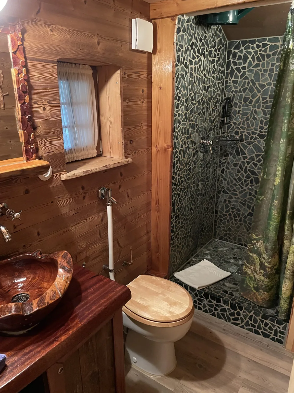Das urige Holzbad im Baumhaus Tripsdrill mit Dusche