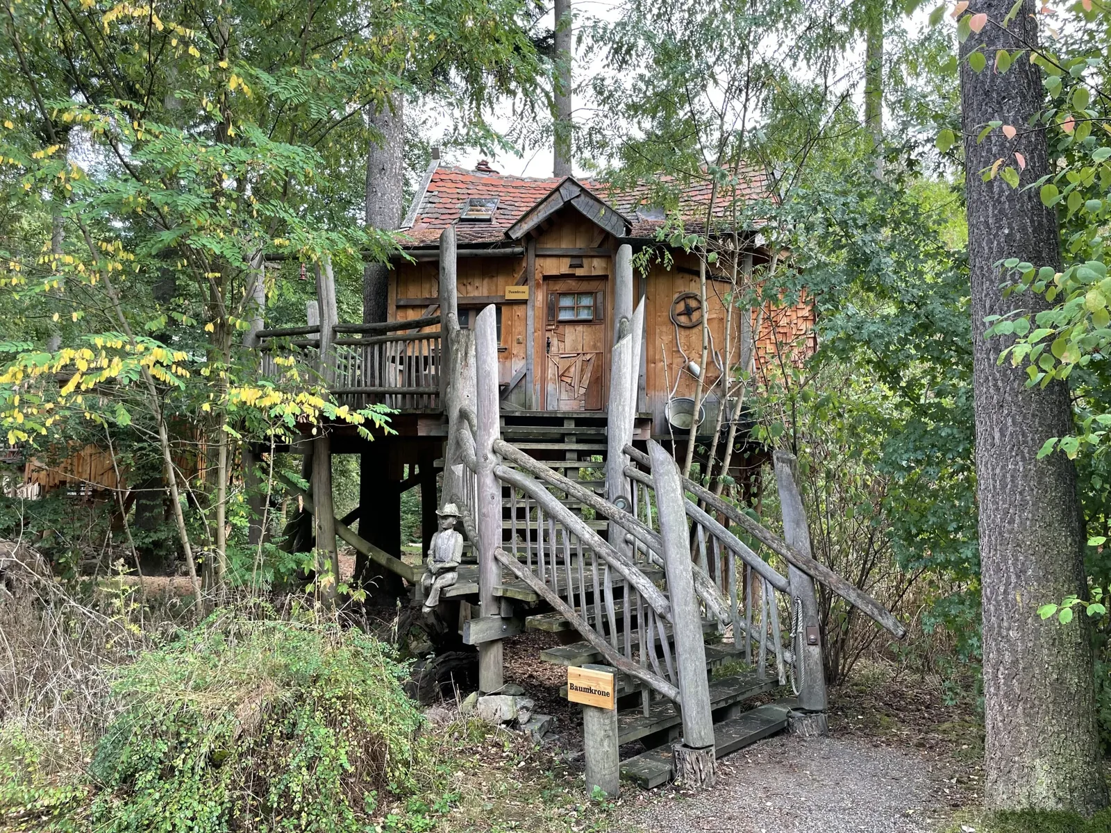 Eines der 36 Baumhäuser im Natur-Resort Tripsdrill in Cleebronn