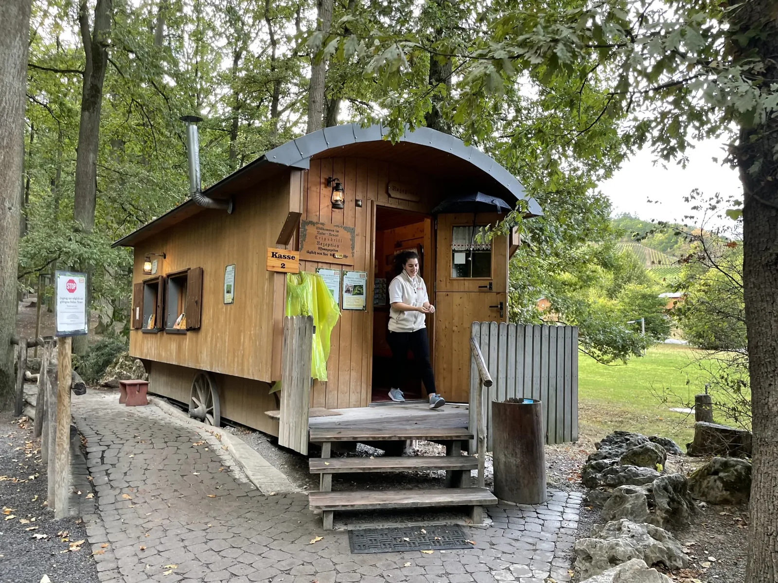 Die Rezeption des Natur-Resorts Tripsdrill in einem hölzernen Schäferwagen