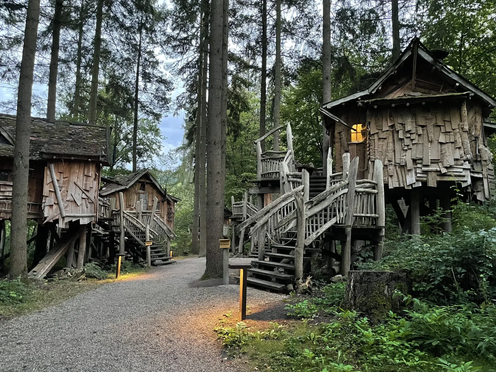 Die Baumhäuser im Natur-Resort Tripsdrill am Abend