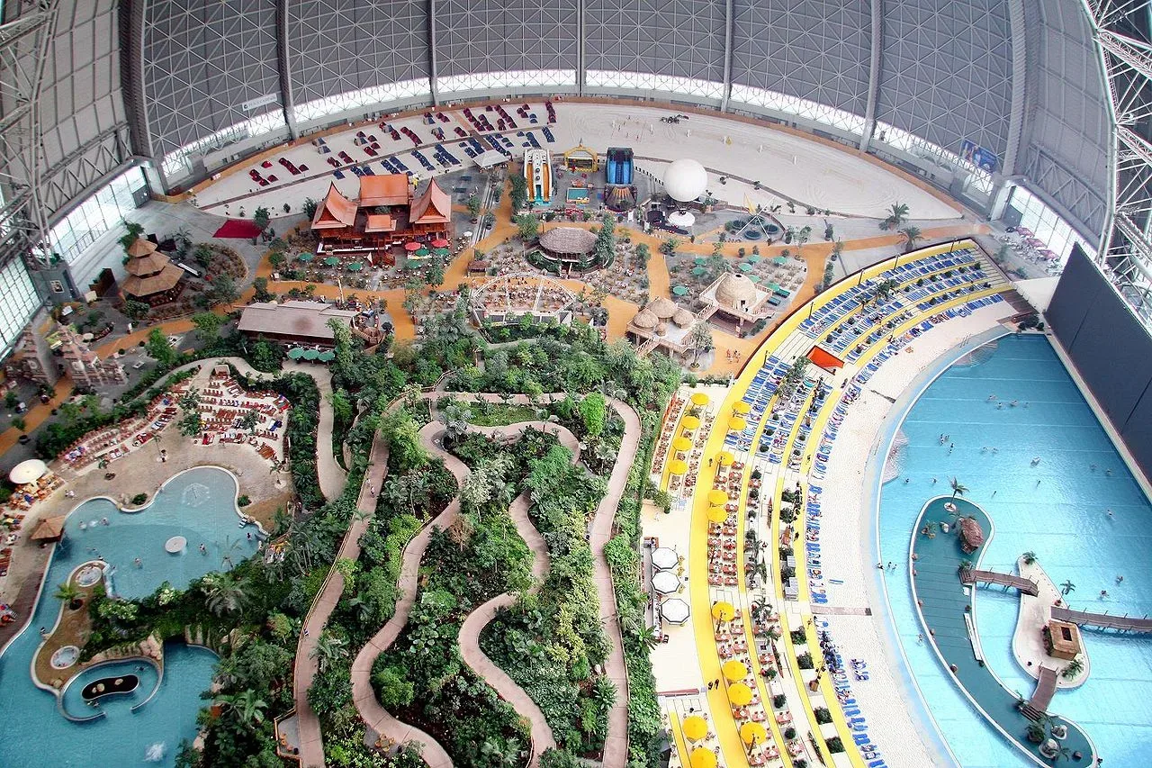 Blick von oben auf Lagune, Liegereihen und Dschungelwege in der Halle des Tropical Islands