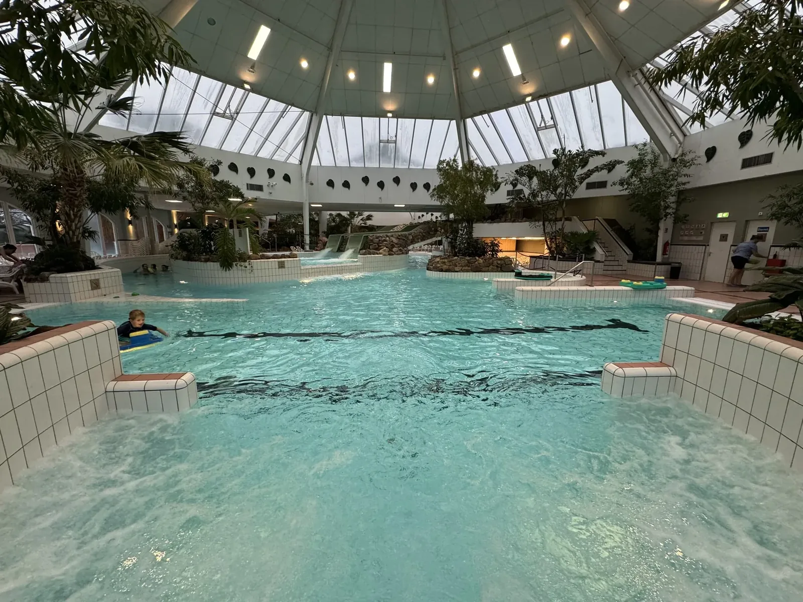 Hauptbecken im Aqua Mundo des Center Parcs Eifel