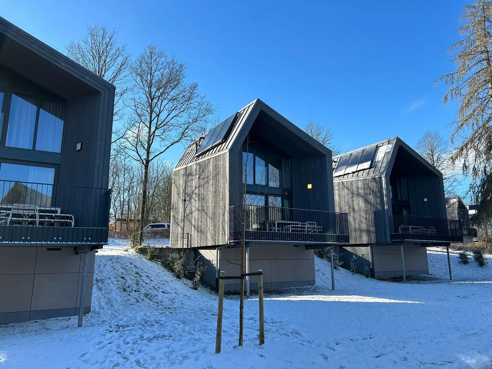Neu gebaute Ferienhäuser im Center Parcs Eifel an einem klaren Wintertag