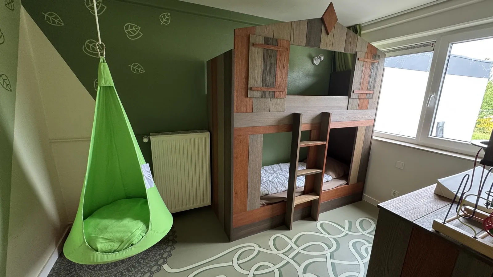 Kinderzimmer mit Hängehöhle im Ferienhaus des Landal Sonnenberg