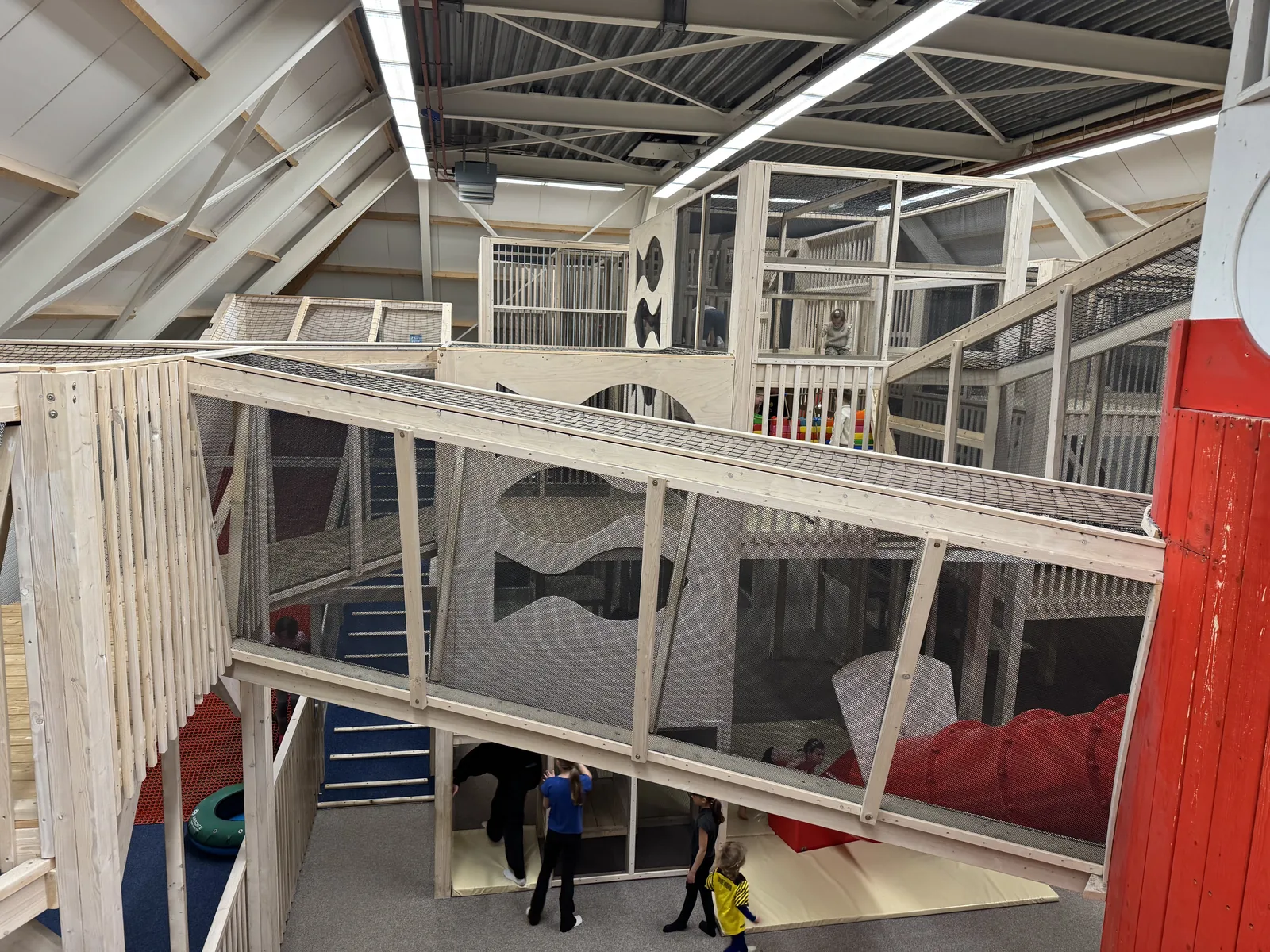 Mehrstöckige hölzerne Kletteranlage mit Netzen im Indoor-Spielparadies des Ferienparks De Krim