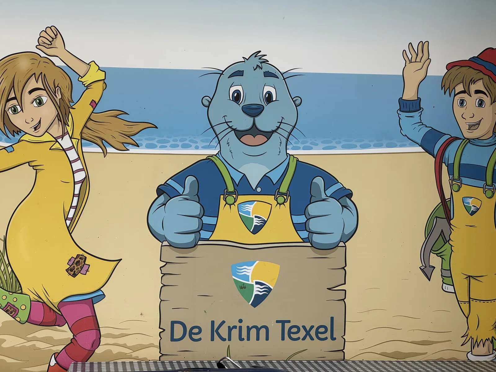 Großes Wandbanner mit den gezeichneten Parkfiguren und dem Logo De Krim Texel