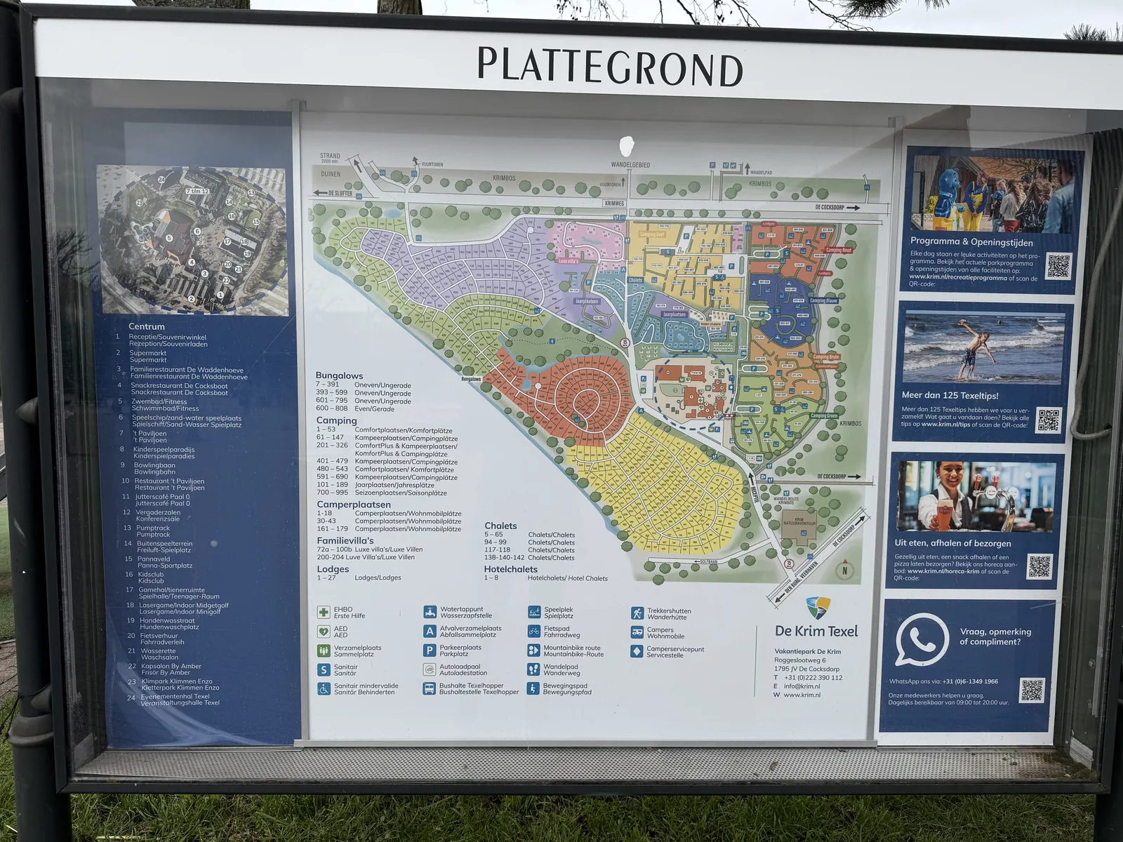Große Übersichtstafel PLATTEGROND mit dem Lageplan des Ferienparks De Krim in einem Schaukasten