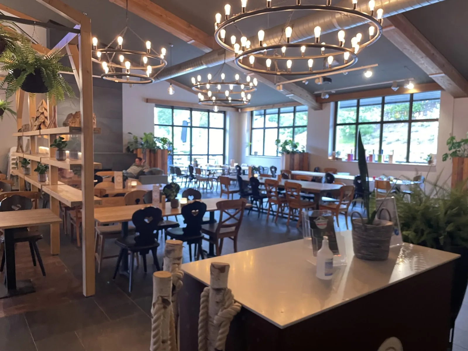 Restaurant im Landal Winterberg mit langen Holztischen und Ringleuchten