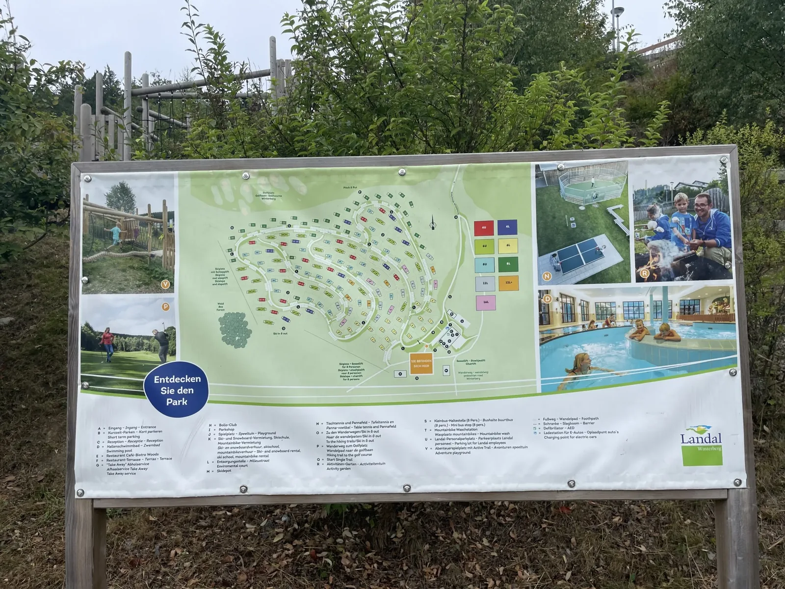 Lageplan des Landal Winterberg auf einer Infotafel im Park mit Haustypen und Einrichtungen