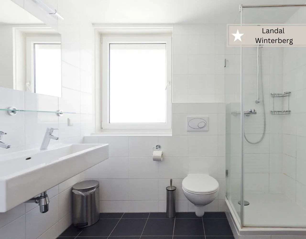 Modernes weißes Badezimmer im Landal Winterberg mit Doppelwaschbecken und Dusche