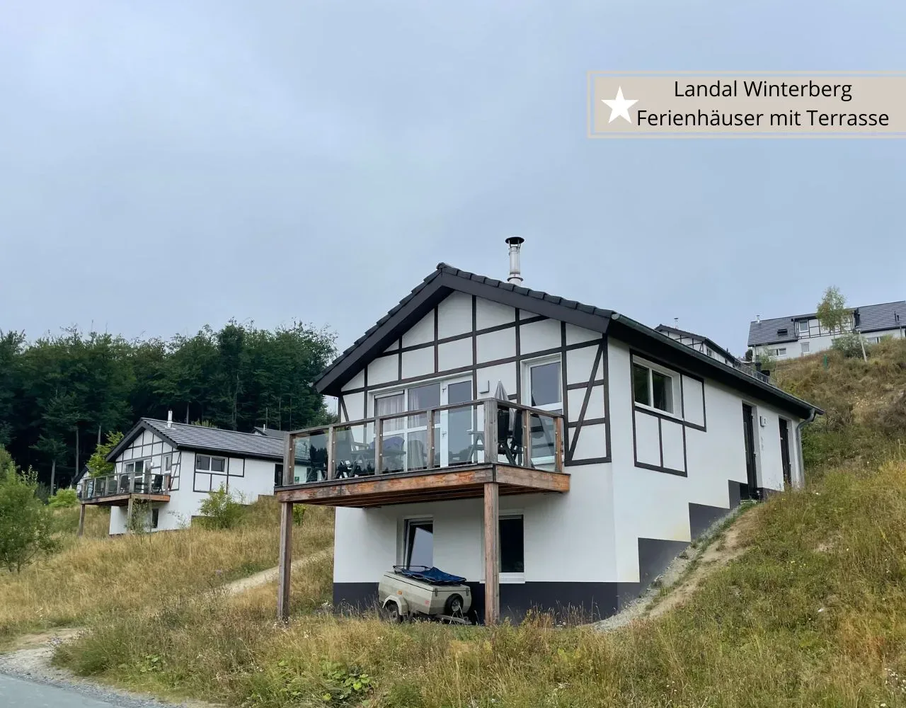 Ferienhaus im Landal Winterberg mit erhöhter Terrasse auf Stelzen am Hang